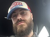 Rapper Karlo je venku z v�zení, zbytek trestu si má odpykat v domácím v�zení....