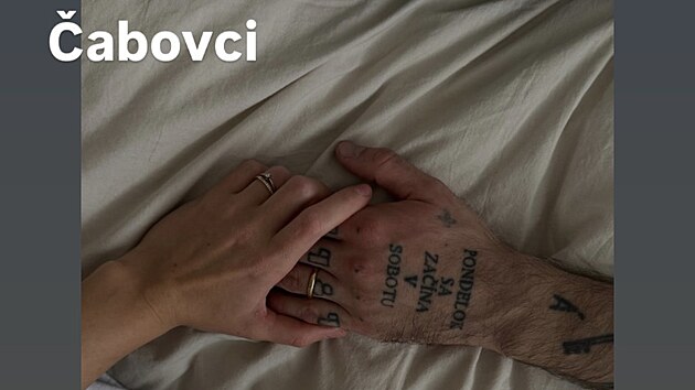Nvrat manela z vzen sdlela na Instagram i Karlova manelka Ema.