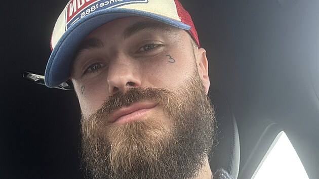 Rapper Karlo je venku z vzen, zbytek trestu si m odpykat v domcm vzen. Po proputn ven pidal selfie z auta.