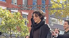 Ú�astník sout�e dvojník�.