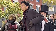 Ú�astník sout�e dvojník�.