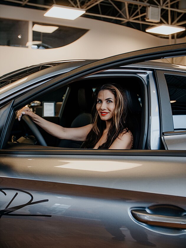 �Parkuju tak, �e i chlapi nesta�� z�rat!� Eva Decastelo si za volantem v���.