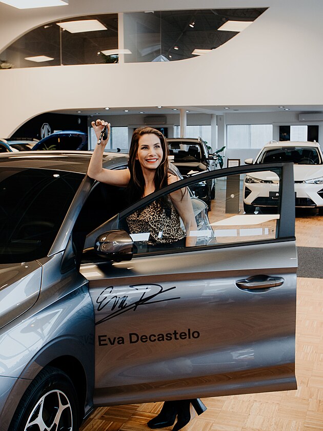 �Parkuju tak, �e i chlapi nesta�� z�rat!� Eva Decastelo si za volantem v���.