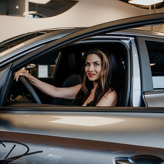 �Parkuju tak, �e i chlapi nesta�� z�rat!� Eva Decastelo si za volantem v���.