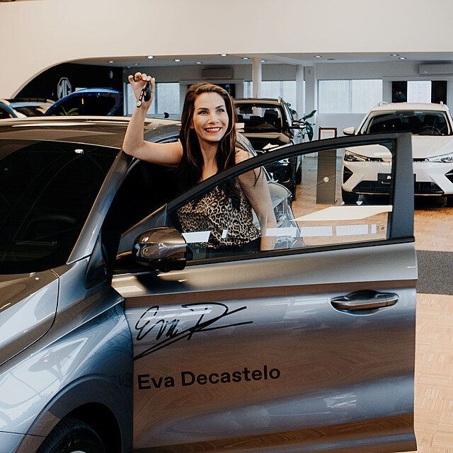 �Parkuju tak, �e i chlapi nesta�� z�rat!� Eva Decastelo si za volantem v���.