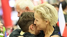 Martina �muková vítá na leti�ti svého syna.
