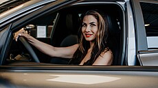 �Parkuju tak, �e i chlapi nesta�í zírat!� Eva Decastelo si za volantem v��í.