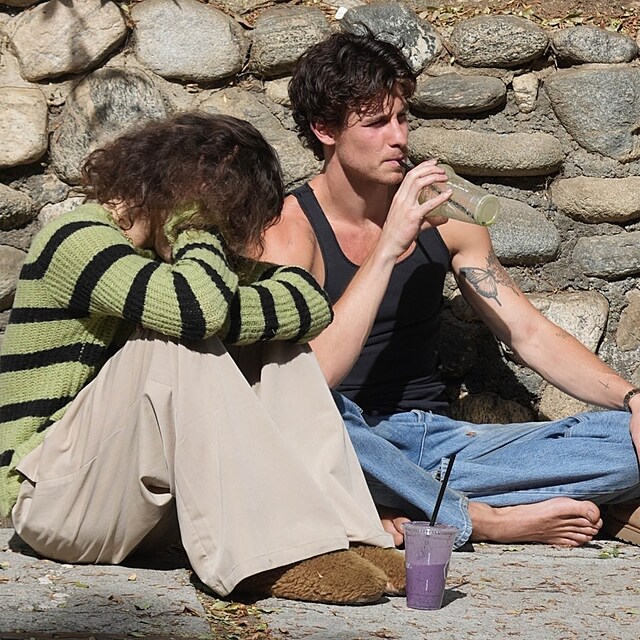 Shawn Mendes si u��v� smoothie s nezn�m�m mu�em.