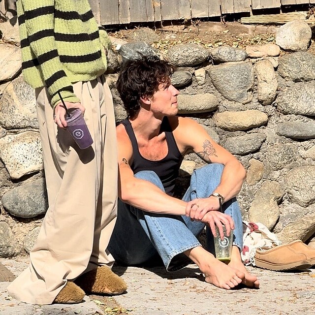 Shawn Mendes si u��v� smoothie s nezn�m�m mu�em.