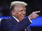 Donal Trump vede v klí�ových státech.