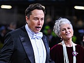 Elon Musk s matkou na erveném koberci.