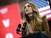 Jennifer Lopez na kampani Kamaly Harris.