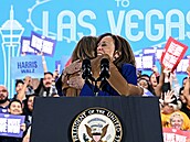 Jennifer Lopez na kampani Kamaly Harris.