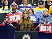 Jennifer Lopez na kampani Kamaly Harris.