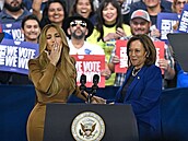 Jennifer Lopez na kampani Kamaly Harris.