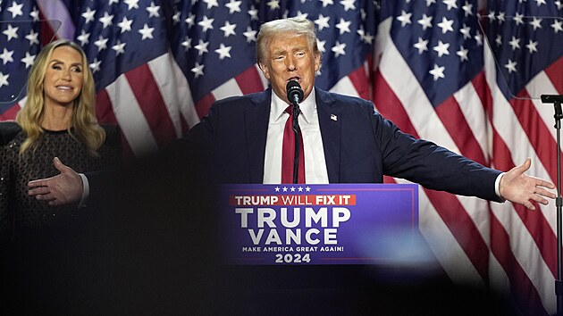 Ud�l�m Ameriku zase skv�lou, budu bojovat za ka�d�ho z v�s, sl�bil Trump v oslavn�m projevu.