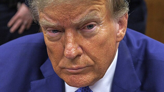 Trumpv notoricky patn make-up.