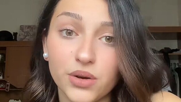 Sle�na, kter� v klubu tancovala s Tarym, se sna�� zviditelnit. Jsi �pln� blb� a k sm�chu, p�ou j� lid�