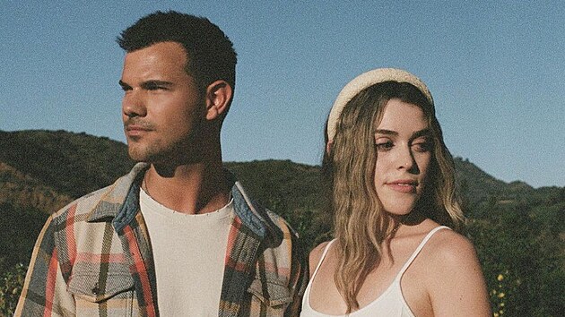 Zaz��il v Twilight s�ze, nyn� zpov�d� hosty v podcastu. Taylor Lautner bav� lidi na internetu