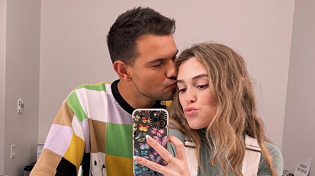 Zaz��il v Twilight s�ze, nyn� zpov�d� hosty v podcastu. Taylor Lautner bav� lidi na internetu