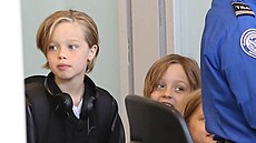 Shiloh v chlapeckém oble�ení.