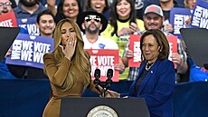 Jennifer Lopez na kampani Kamaly Harris.