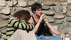 Shawn Mendes si u�ívá smoothie s neznámým mu�em.