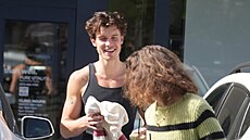 Shawn Mendes si u�ívá smoothie s neznámým mu�em.