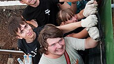 Ruská mláde si uívá train surfing.