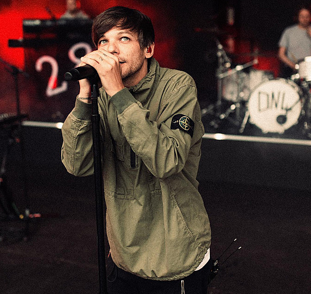 Louis Tomlinson z One Direction si vzal fanynku. Před rokem mu vnutila oddací list
