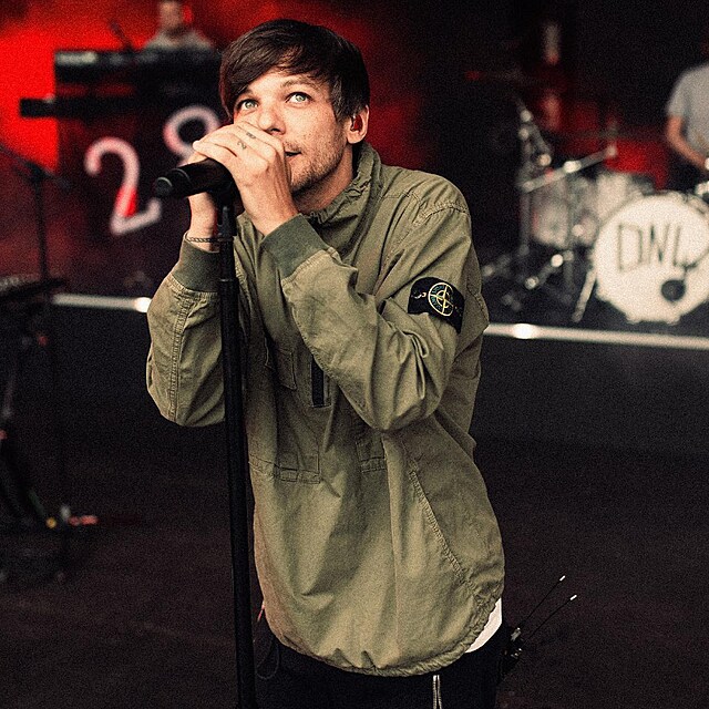 Louis Tomlinson z One Direction si vzal fanynku. P�ed rokem mu vnutila oddac� list