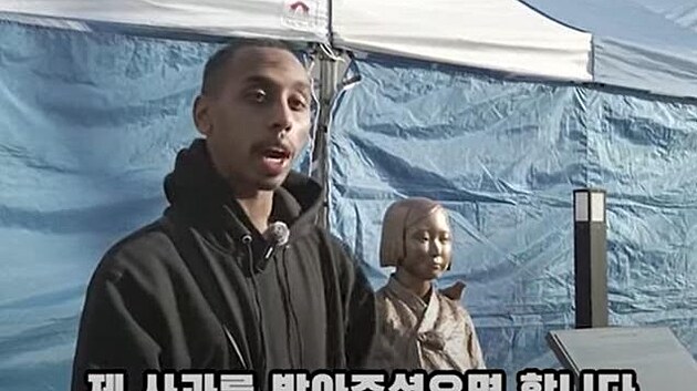 Streamerovi Johnny Somali hroz 10 let za memi.