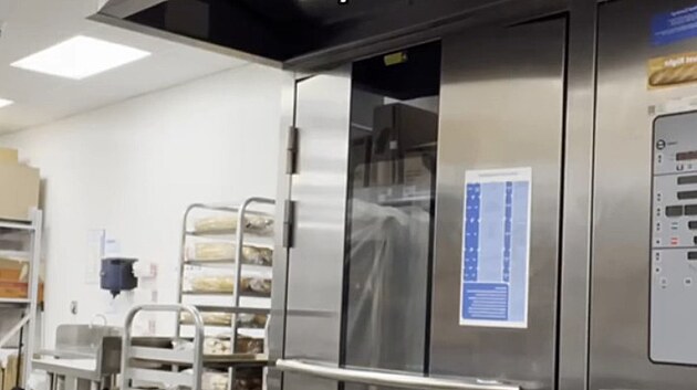 Devaten�ctilet� d�vka zem�ela v troub� Walmartu. Podle policie to nebyla vra�da, lid� na s�t�ch si mysl� opak