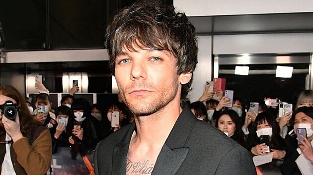 Louis Tomlinson z One Direction si vzal fanynku. P�ed rokem mu vnutila oddac� list