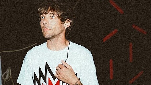 Louis Tomlinson z One Direction si vzal fanynku. P�ed rokem mu vnutila oddac� list