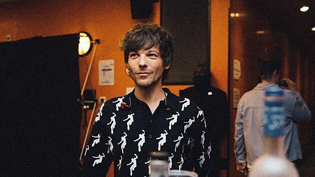 Louis Tomlinson z One Direction si vzal fanynku. P�ed rokem mu vnutila oddac� list