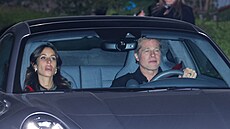 Brad Pitt a Ines de Ramon odjídí z oslavy Leonarda DiCapria.