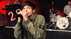 Louis Tomlinson z One Direction si vzal fanynku. P�ed rokem mu vnutila oddací...