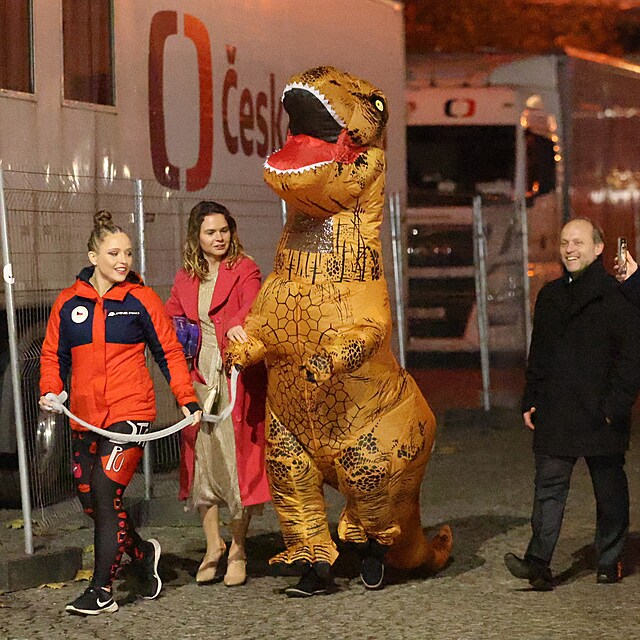 Martina Pt��kov� si p�ivedla dinosaura na vod�tku.