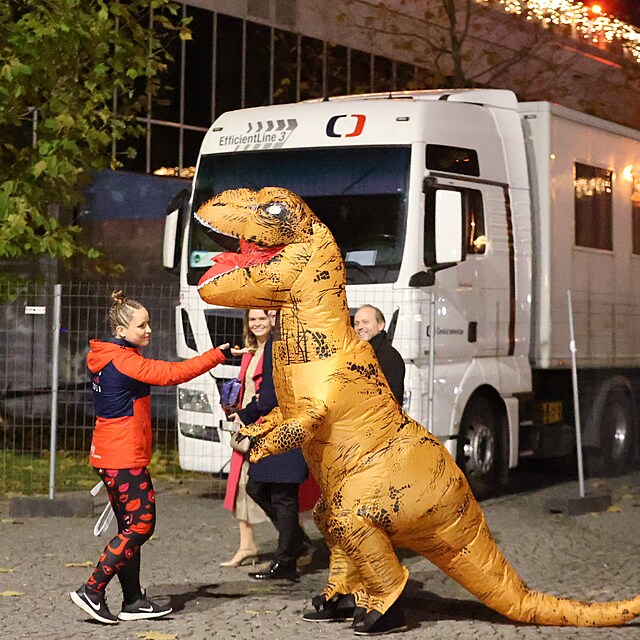 Martina Pt��kov� si p�ivedla dinosaura na vod�tku.