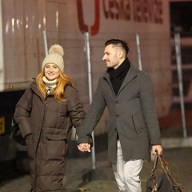 Kate�ina Bartu��k Hrstkov� spokojen� odch�z� dom�.