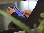 OnlyFans tvrkyn mla natáet sexuální obsah v cizím byt