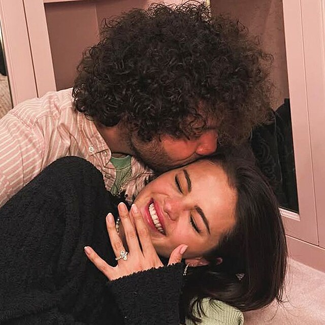 Selena Gomez se pochlubila na Instagramu svm prstenem.