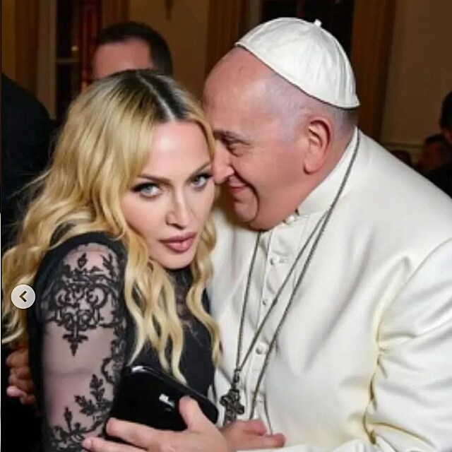 Nov� AI fotky Madonny s pape�em.