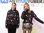 Anna Andrlová a Karolina Bulisová pi zahájení veírku.