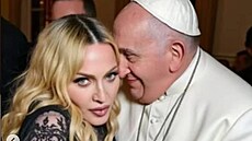 Nové AI fotky Madonny s pape�em.