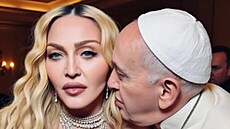 Nové AI fotky Madonny s pape�em.
