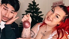 Sugar Denny s pítelem zdobí vánoní stromek