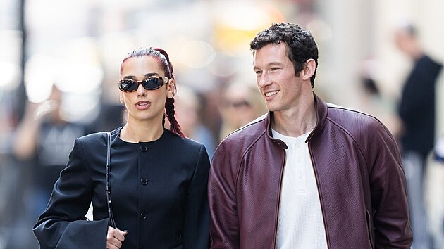 Dua Lipa a Callum Turner se zasnoubili