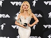 Zp�va�ka Sabrina Carpenter.